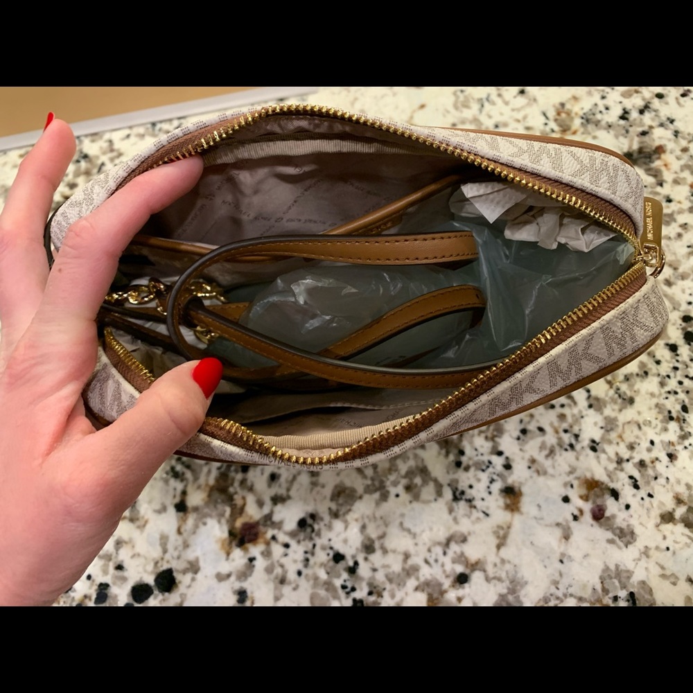 β¨π SOLD π Michael Kors ASPEN Large EW Crossbody Bagπβ¨ - Picture 11 of 12